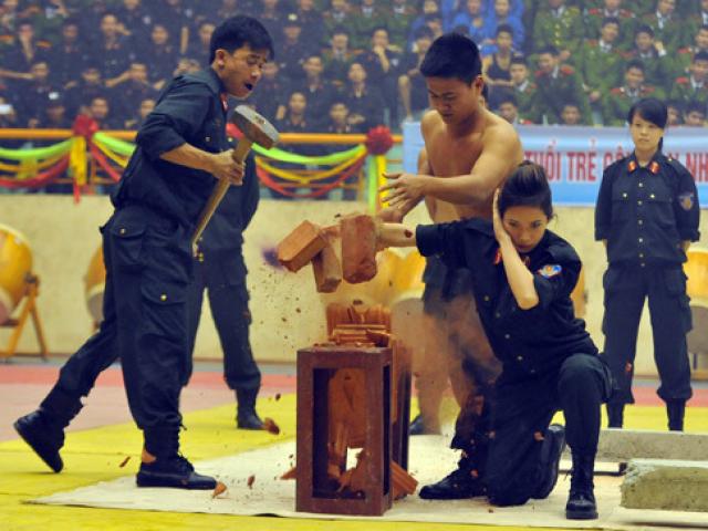 Thể thao - Cảnh sát phô diễn tuyệt kỹ "mình đồng da sắt"
