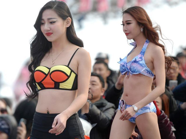 Bạn trẻ - Cuộc sống - 10 nữ sinh khổ sở diện bikini tạo dáng dưới tiết trời -3 độ