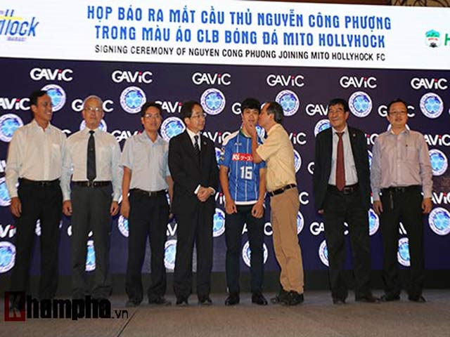 Bóng đá - Bầu Đức hôn Công Phượng: "Tiễn con đi lấy chồng"