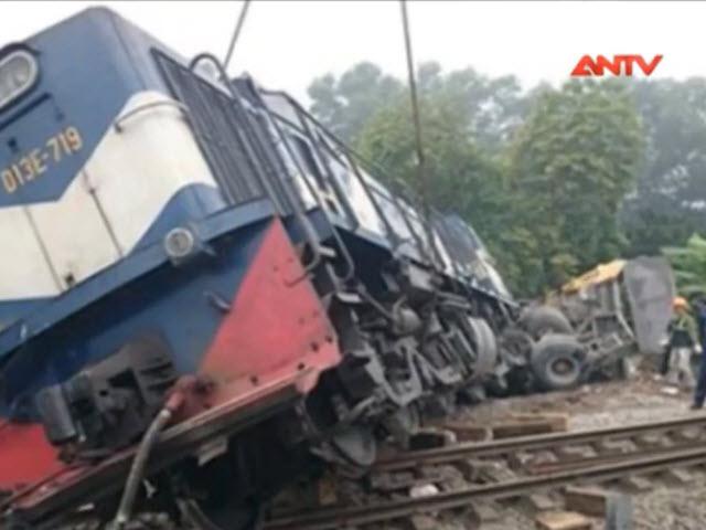 Video An ninh - Cận cảnh vụ lật tàu hỏa chở khách thảm khốc ở Hà Nội