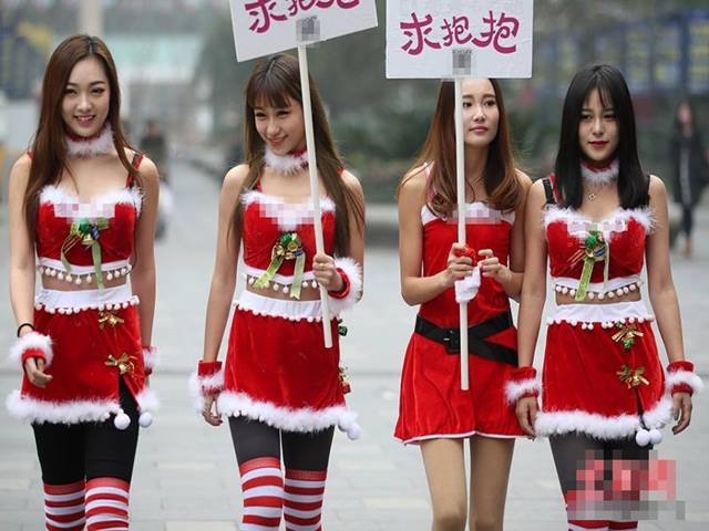 Bạn trẻ - Cuộc sống - 4 'bà Noel' cầm biển 'xin ôm' trên phố