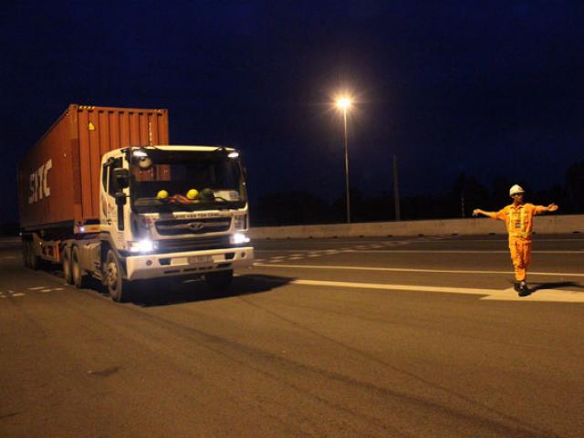 Tin tức trong ngày - Xe quá tải buộc phải quay đầu trên cao tốc