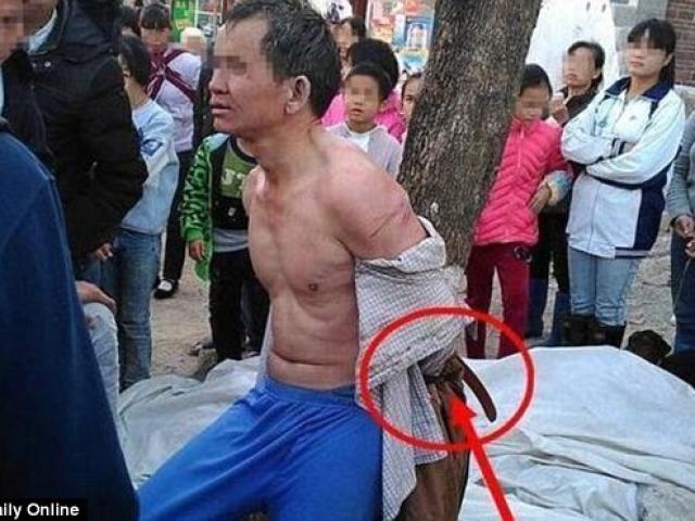 Thế giới - TQ: Trộm "đầu 2 thứ tóc" bị dân trói vào gốc cây hạ nhục