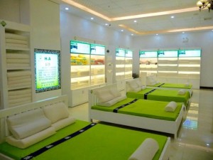 Tin tức trong ngày - Phạt showroom, shop &quot;cấm cửa&quot; khách Việt ở Đà Nẵng