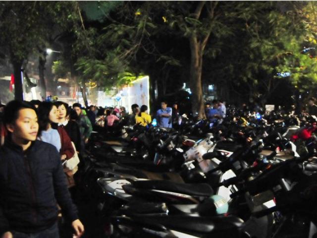 Tin tức trong ngày - Hà Nội: Giá vé gửi xe máy tăng 10 lần trong đêm Noel