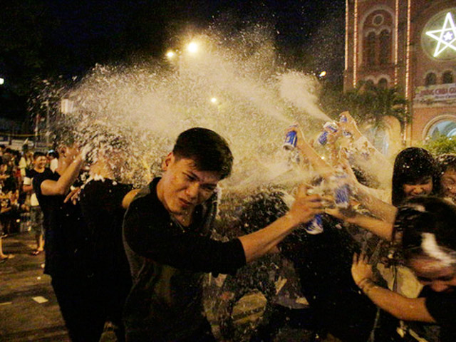 Tin tức trong ngày - Sốc với "tuyết trắng" đêm Noel ở Sài Gòn