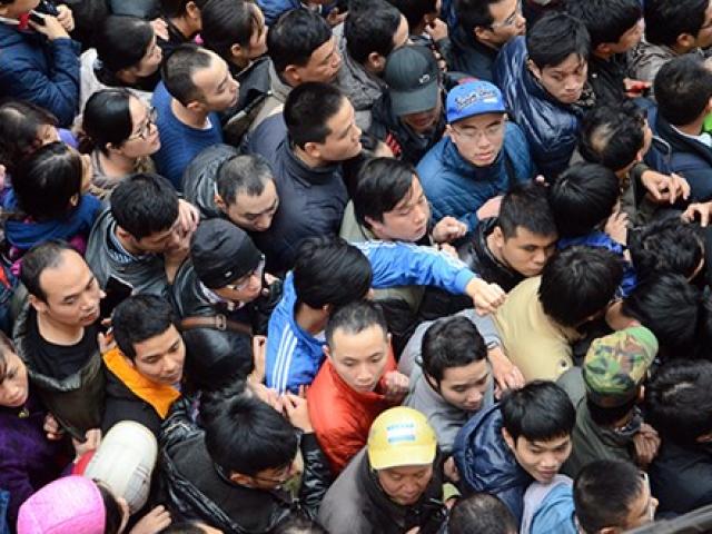 Tin tức trong ngày - Xếp hàng chờ vắc xin: "Chưa bao giờ tôi thấy hỗn loạn đến thế"