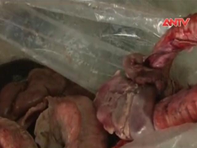 Thị trường - Tiêu dùng - Chặn đứng 650 kg nội tạng hôi thối “mù” nguồn gốc