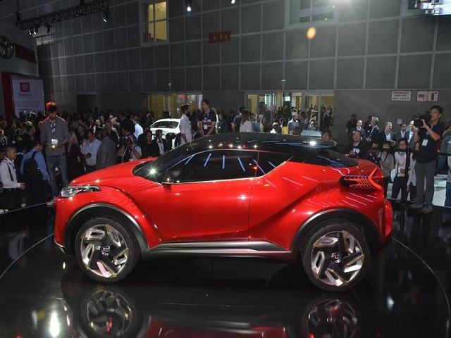 Ô tô - Xe máy - Toyota Scion C-HR dáng "độc" sắp trình làng