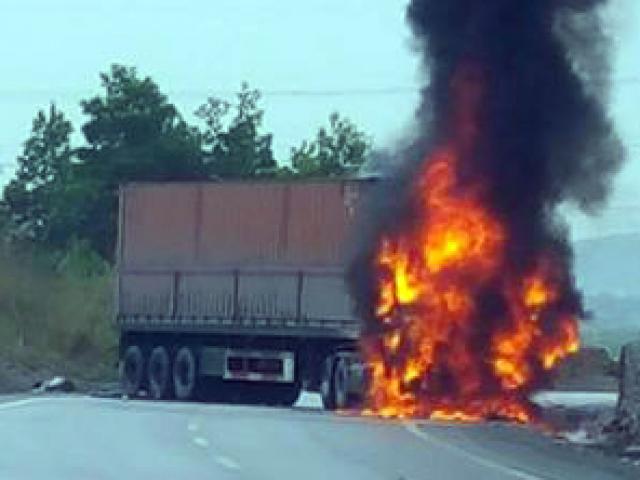 Tin tức trong ngày - Container bốc cháy sau vụ tai nạn 2 người chết