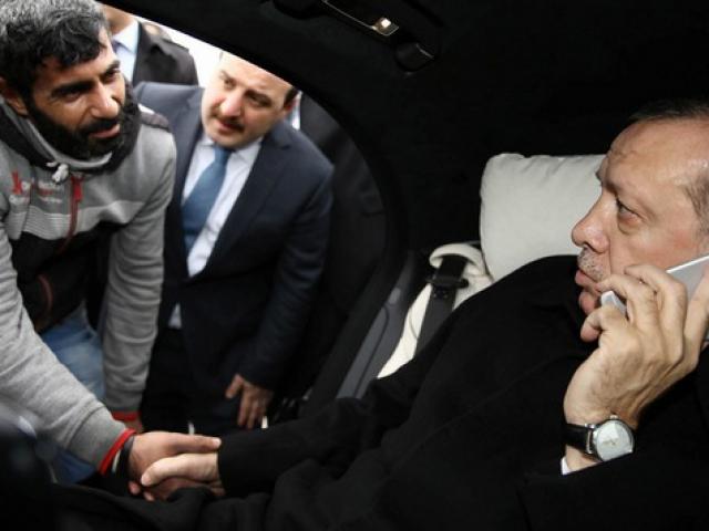 Thế giới - Tổng thống Thổ Nhĩ Kỳ cứu mạng một người sắp nhảy cầu