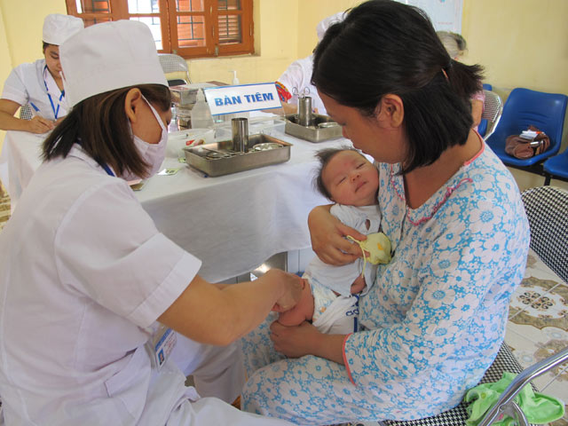 Tin tức trong ngày - ”Cơn sốt” vắc-xin: "Người dân hiểu sai về Quinvaxem"