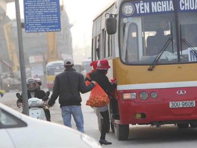 Tin tức trong ngày - Ảnh: Khổ như chờ xe buýt cạnh công trường ở HN