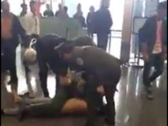 Tin tức trong ngày - Thanh niên cởi trần, "quậy tưng" sân bay Nội Bài