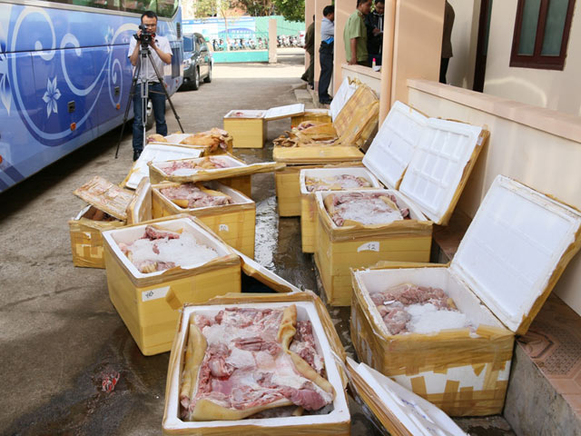 Thị trường - Tiêu dùng - Bắt xe khách chở hơn 1 tấn thịt thối