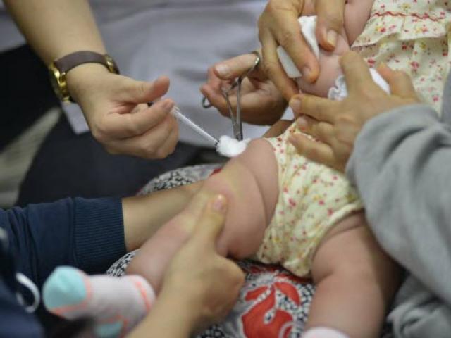 Những trường hợp trẻ không được tiêm vắc-xin Quinvaxem