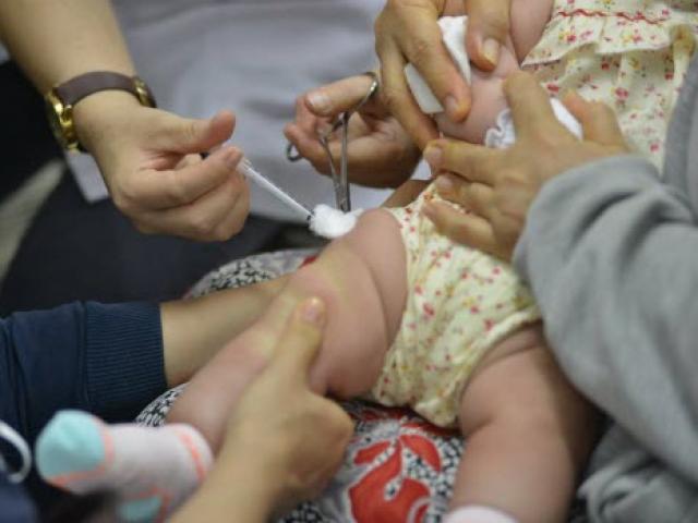 Tin tức trong ngày - Đăng ký tiêm vắc-xin qua 1080: Kín lịch sau 1 buổi sáng