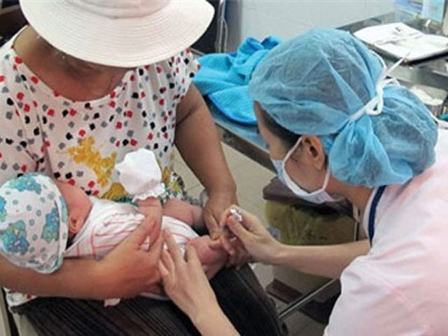 Tin tức trong ngày - Tiêm vắc-xin Quinvaxem tại 12.000 điểm trên toàn quốc