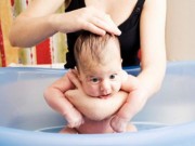 Sức khỏe đời sống - Vì sao trẻ vừa lọt lòng không nên cho tắm ngay?