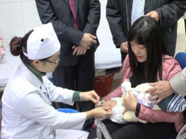 Hà Nội: Hàng trăm trẻ nhỏ tiêm vắc-xin trong giá rét