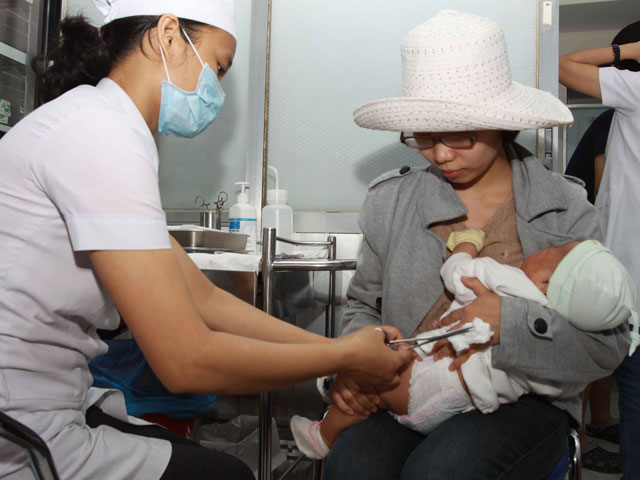 Tin tức trong ngày - Sáng nay, TPHCM “mở bán” tất cả vắc xin Pentaxim còn lại