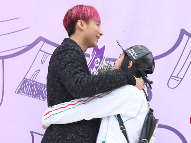 Đời sống Showbiz - Sơn Tùng được fan nữ ôm chặt khi trở về trường cũ