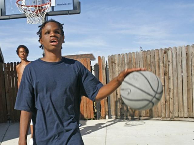 Thể thao - Dị nhân: "Nhìn" bằng tai chơi patin, ném bóng rổ