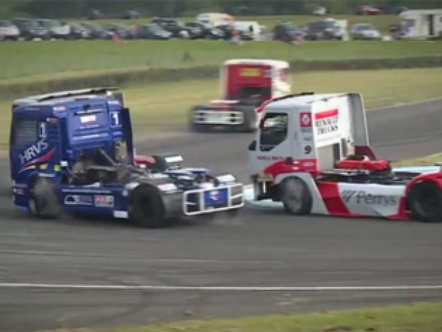 Thể thao - Đua xe tải: "Bay" trên những cỗ máy 6 tấn