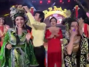 Đời sống Showbiz - Hoài Linh tái hiện màn trao nhầm vương miện Hoa hậu