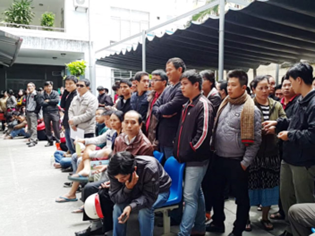 Tin tức trong ngày - Đà Nẵng: Thức trắng đêm chờ đăng ký tiêm vắc-xin