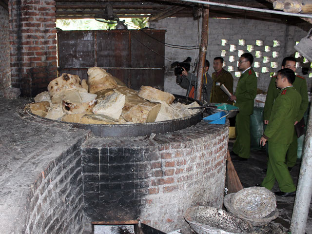 Tin tức Việt Nam - Hà Nội: Bắt gần 100 tấn mỡ bẩn chứa trong 2.000 bao tải