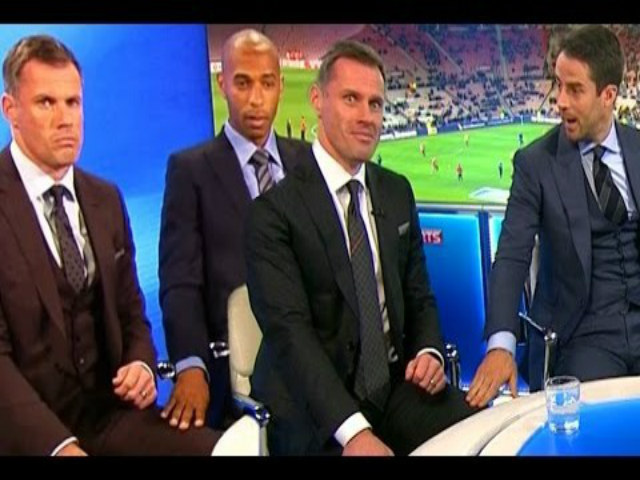 Bóng đá - Video: Huyền thoại Liverpool liên tục bị "sàm sỡ"