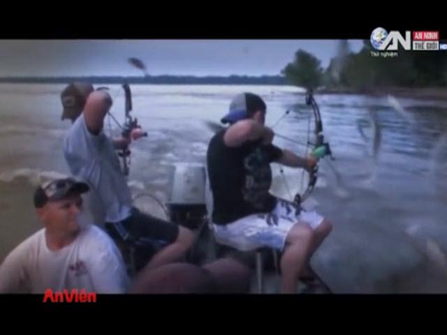 Video An ninh - Clip bắt cá bằng cung cực "bá đạo" ở Mỹ