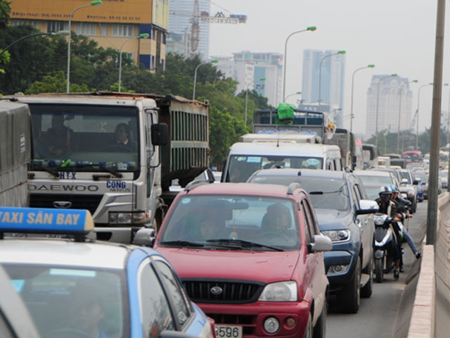 Tin tức trong ngày - HN: Dòng người "chôn chân" trên đường về quê ngày cuối năm