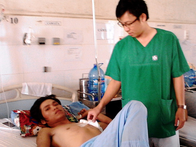 Pháp luật - Đi đòi nợ, nam thanh niên bị đâm thấu ngực