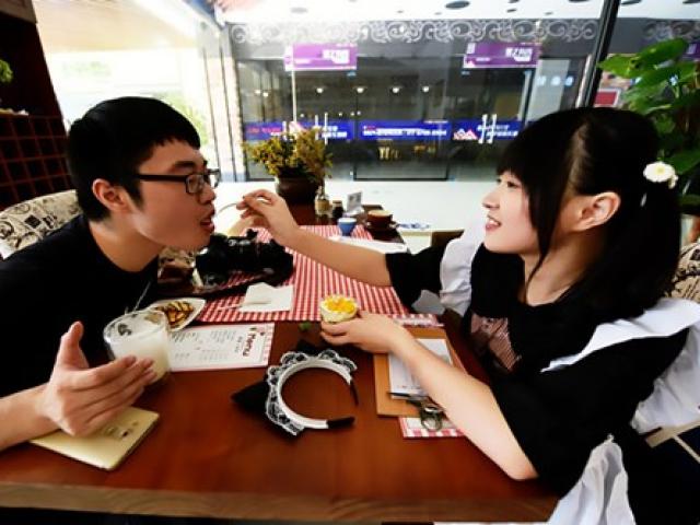 Thị trường - Tiêu dùng - Nhà hàng thuê nữ sinh viên... đút thức ăn cho khách