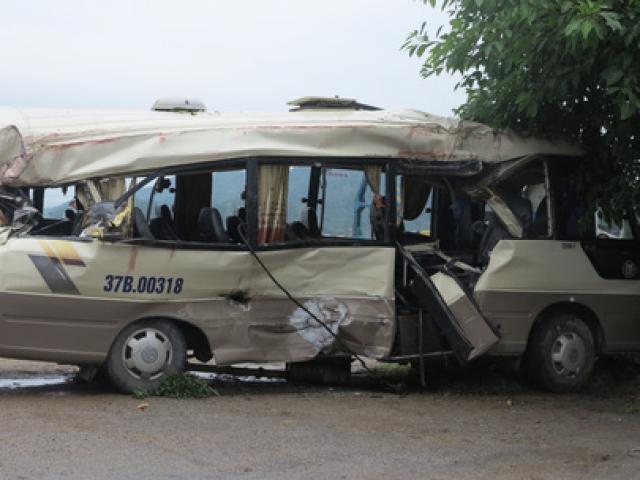 Tin tức trong ngày - Cạy cửa giải cứu 7 người kẹt trong xe khách dập nát