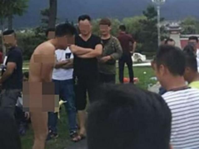 Phi thường - kỳ quặc - 2 thanh niên khỏa thân bị trói vào cây và ném trứng