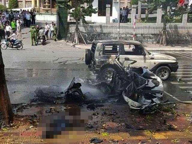 [Nóng] Nổ xe taxi ở Quảng Ninh, 2 người tử vong