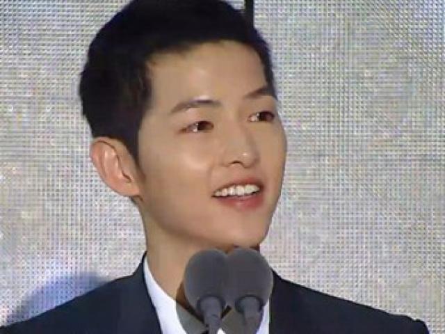 Phim - "Người tình" Song Hye Kyo rưng lệ nhận giải thưởng lớn