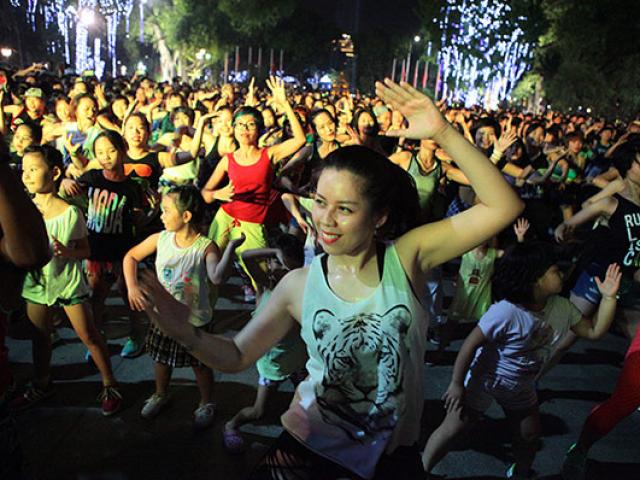 Bạn trẻ - Cuộc sống - Chị em nóng bỏng nhảy Zumba trên phố Hà Nội