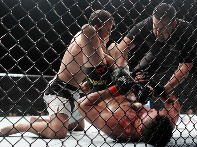 Thể thao - UFC: Chiêu độc dùng chân khóa tay, đối thủ gào xin