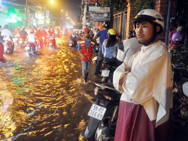 Người Sài Gòn không dám về nhà vì sợ ngập nước, kẹt xe