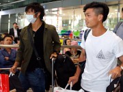 Bóng đá - Fan nữ xinh đón Công Phượng, Tuấn Anh đeo khẩu trang bí ẩn