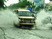 Tin tức trong ngày - Mưa không lớn, đường vào Tân Sơn Nhất vẫn ngập sâu