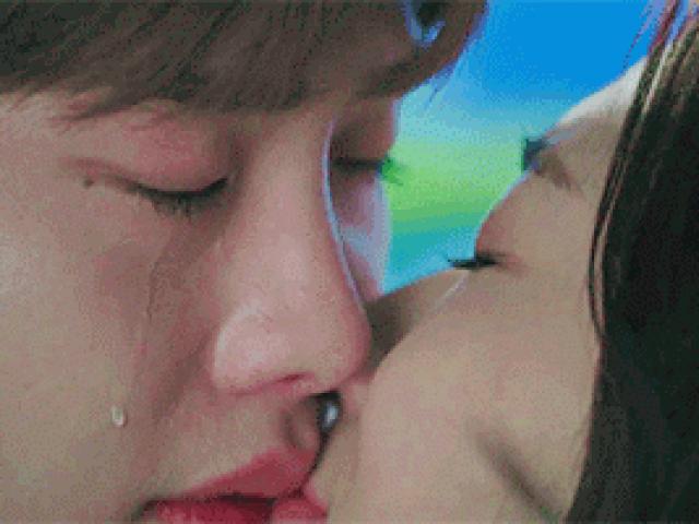 Những nụ hôn "chan" đầy nước mắt trong phim Hoa – Hàn