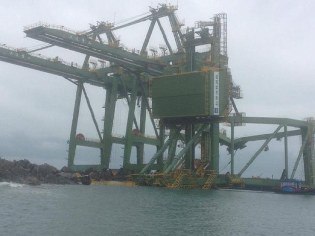Tin tức trong ngày - 3 giàn cẩu "khủng" Formosa bị sóng đánh trôi dạt vào Quảng Bình