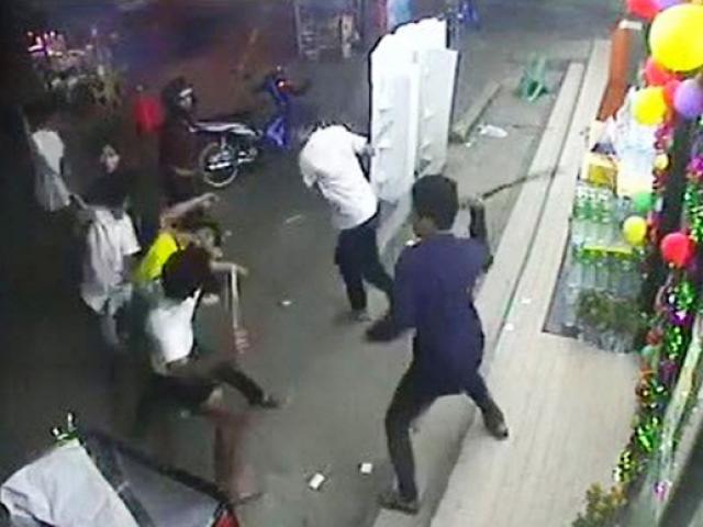 Pháp luật - Cho rằng bị nhìn đểu, đâm chết người tại quán karaoke