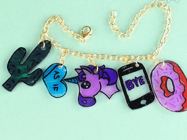 Bí quyết mặc đẹp - Tự chế vòng tay đẹp "không đụng hàng" từ nhựa thải