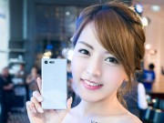 Thời trang Hi-tech - Ngắm vẻ đẹp trong veo của hotgirl bên smartphone